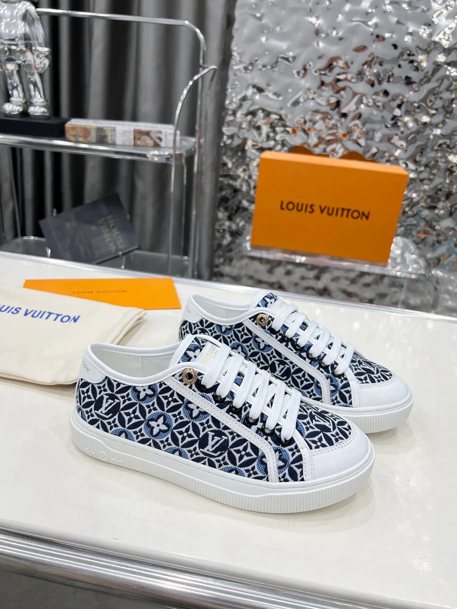 👟👟Ex-factory price 420👟👟 New arrival🆕🆕🆕 This LV Lagoon sneaker is made of lightweight canvas embroidered with the handwritten Louis Vuitton Paris logo. It highlights the casual summer atmosphere with a trendy and simple configuration, and can easily brighten up various looks. Monogram flowers bloom on the soft rubber sole. Code number: 35~41, multiple colors available! Oil edges + TPU outsole + drawer box packaging